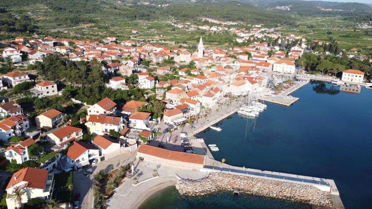 Apartments Peronja Jelsa Seafront Exterior photo