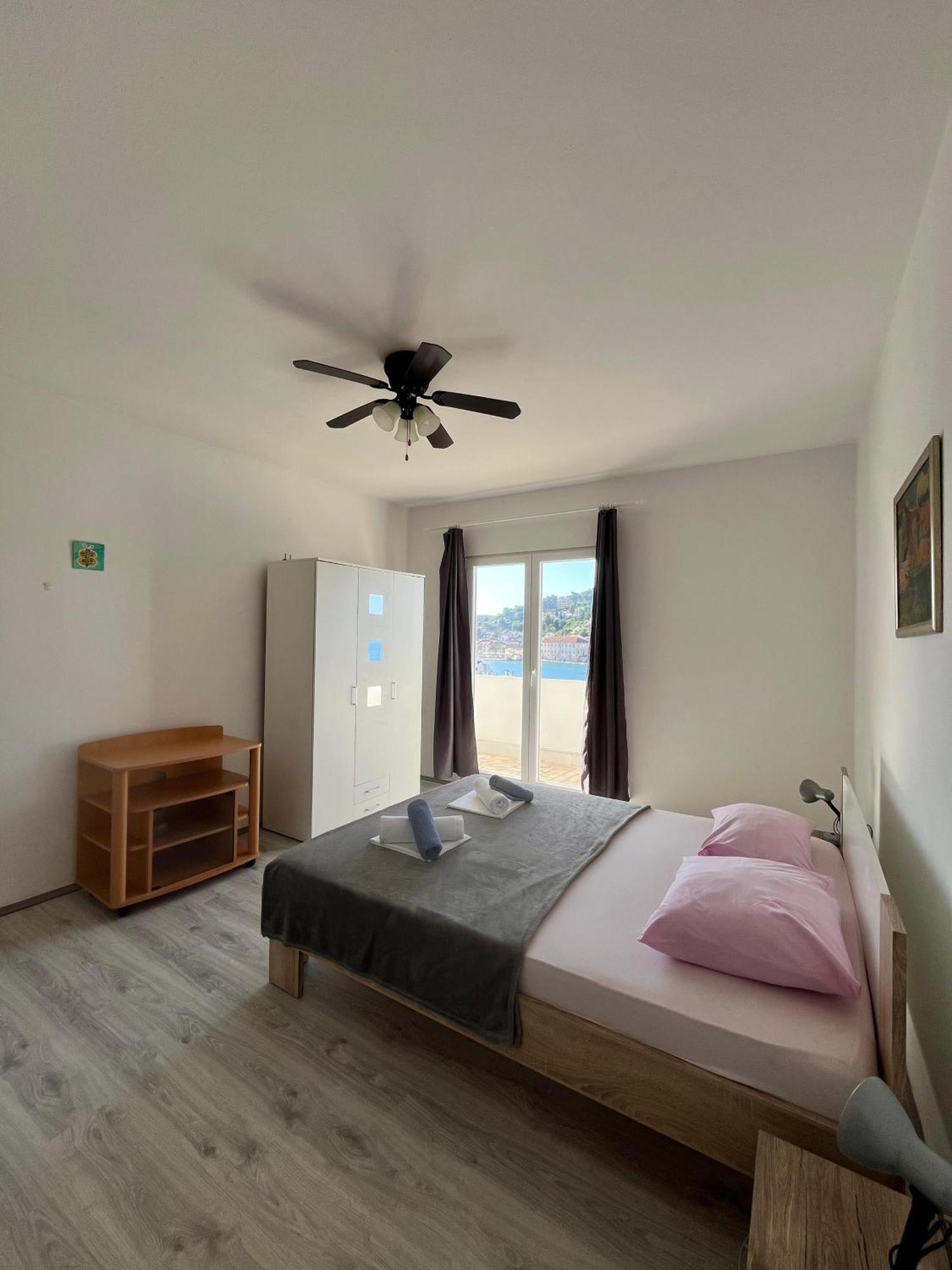 Apartments Peronja Jelsa Seafront Exterior photo